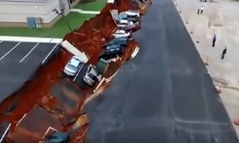Kinh hãi hố tử thần dài 200m đột ngột xuất hiện giữa bãi xe