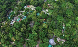 Ngày 16/6, quỹ Hiểu về trái tim phối hợp nhiếp ảnh gia Giản Thanh Sơn tổ chức triển lãm 40 tác phẩm chủ đề "Không ảnh Sài Gòn". Chương trình nhằm gây quỹ hỗ trợ cho học sinh nghèo vùng sâu, kéo dài đến ngày 21/6 tại số 143 Nam Kỳ Khởi Nghĩa. Trong ảnh: tá