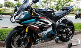Chiếc Yamaha YZF-R6 đời 2008 nguyên bản màu đen. Để tạo sự khác biệt, chủ nhân đã sơn tem đấu cho dàn áo với các màu yêu thích là đỏ, xanh và vàng.