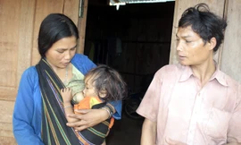 Vợ chồng Hồ Văn Thiên - Hồ Thị Mái có con gái 2 tuổi bị bệnh nhưng không đưa đi viện mà để ở nhà, tổ chức cúng bái. Ảnh: Nguyễn Thành