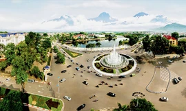 Thành phố Vĩnh Yên là tỉnh lỵ của tỉnh Vĩnh Phúc, cách trung tâm thủ đô Hà Nội 55km, cách sân bay Quốc tế Nội Bài 25km, có quốc lộ 2, đường sắt, đường cao tốc Hà Nội – Lào Cai chạy qua, Vĩnh Yên trở thành đầu mối có nhiều tuyến du lịch nội và ngoại tỉnh. 