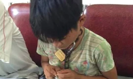 Sỹ lúc được người dân phát hiện dẫn vào trụ sở công an. Ảnh: Người dân cung cấp.