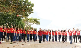 Dàn Người đẹp Hoa hậu Việt Nam 2014 cùng Nghệ sĩ ưu tú Tạ Minh Tâm quay MV “Tổ quốc gọi tên mình” trên hòn đảo Đồi Mồi, Phú Quốc. Ảnh: Hồng Vĩnh