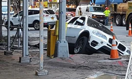 Đường ống nước rò rỉ là nguyên nhân xuất hiện chiếc hố "tử thần" tại điểm giao giữa đường West 89th và đại lộ Amsterdam vào ngày 29/8. Chủ nhân chiếc X5 là người không gặp may mắn nhất trong vụ việc khi nền đường đúng nơi đỗ xe bị sụt lún.