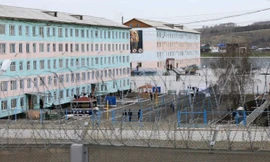 Nhà tù an ninh nghiêm ngặt nằm gần thành phố Krasnoyarsk của Siberia. Đây là nơi thụ án của những phạm nhân đặc biệt nghiêm trọng, thường liên quan tới ma túy hoặc giết người. 260 kẻ từng bị giam giữ ở đây đã giết chết tổng cộng 800 người trước khi bị bắt