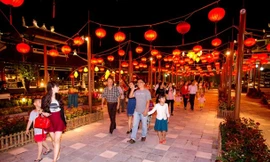 Ngày 29/8, tại Công viên châu Á Đà Nẵng, con đường ánh sáng kỷ lục đón rằm tháng bảy và Tết Trung Thu sẽ ra mắt. Được thắp sáng bởi hàng nghìn chiếc đèn lồng, đây sẽ là con đường đèn lồng dài nhất Việt Nam. Ban quản lý công viên cho biết, đơn vị sẽ gửi h