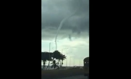 Hiện tượng thiên nhiên 'ống hút của Chúa' kì lạ ở Dominica