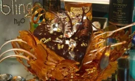 Làm bánh rán 'mạ vàng' để cầu hôn bạn gái