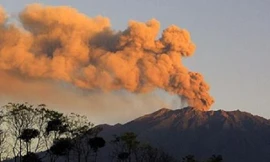 Núi lửa Raung phun tro bụi kéo dài nhiều ngày vào đầu tháng 7 làm các sân bay đóng cửa, hàng trăm chuyến bay bị hủy và hàng nghìn du khách kẹt lại Bali. Ảnh: AFP.