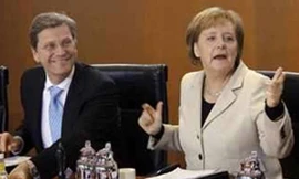 Ngoại trưởng Đức G. Westerwelle (trái) là "cánh tay phải" của Thủ tướng Angela Merkel.