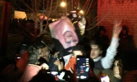 Những hình ảnh được đăng tải trên báo chí Iran và mạng xã hội cho thấy đám đông biểu tình xông vào tòa nhà sứ quán Ả rập Xê út.