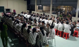 Tối 30/8, lãnh đạo trại giam Thủ Đức (huyện Hàm Tân, tỉnh Bình Thuận) tổ chức liên hoan thân mật giữa những trại viên được đặc xá năm 2015 với những phạm nhân còn phải ở lại để cải tạo. Cả nước có hơn 18.000 người được hưởng đặc xá, riêng trại giam Thủ Đứ