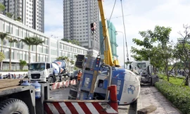 Xe bồn nằm ngang đường Nguyyễn Hữu Thọ. Ảnh: An Nhơn.