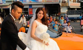 Hôm 10/3, diễn viên Thanh Duy cùng gia đình từ TP HCM về quê Kha Ly ở An Giang để hỏi cưới nữ diễn viên. Trong ảnh: Thanh Duy lái xe mui trần đi rước dâu.