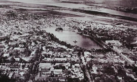 Đây là hình ảnh toàn cảnh trung tâm Hà Nội nhìn từ trên cao, thấy rõ đền Ngọc Sơn và tháp Rùa. 