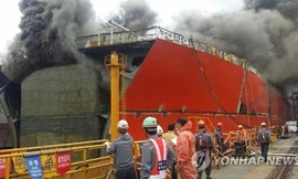 Con tàu chở khí hóa lỏng đang được đóng thì phát hỏa (Ảnh: Yonhap)