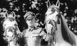 Đại tá Huber Rodofsky và hai con ngựa Arab tại Hostau.