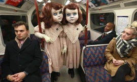 Mặc dù ga tàu điện chật kín người, sự xuất hiện của đôi búp bê song sinh to lớn như người thật vẫn làm những ai nhìn thấy nổi cả da gà.