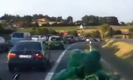 Ô tô dạt lề đường nhường lối cho xe cứu thương