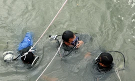 Các thợ lặn tìm kiếm nữ thuyền trưởng bị nạn. Ảnh: Vietnam MRCC