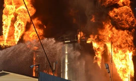 Vụ cháy vừa xảy ra tại cơ sở chứa dầu BRSM-Nafta ở gần Kiev, Ukraine.