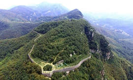 Theo tờ Nhân dân Nhật Báo, bức tường đá dài gần 10 km bao quanh đỉnh một dãy núi ở Củng Nghĩa, tỉnh Hà Nam, Trung Quốc. Công trình có cổng, pháo đài, tháp canh và lỗ châu mai để quan sát bên ngoài.