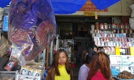 Thứ được gọi là nấm lim xanh được bán tràn lan ở Phnôm Pênh.