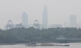 Mù sương bao phủ giữa trưa nắng nóng khắp Sài Gòn.