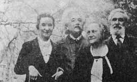 Margarita Konenkova (bìa trái) chụp cùng gia đình Einstein tại vườn nhà ông ở Prinston, năm 1935. Ảnh: TASS.