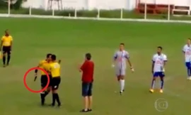 'Bất lực' với thẻ, trọng tài xử lý cầu thủ bằng... súng