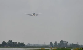 17h10 ngày 2/8, chiếc máy bay hoàn thiện mới nhất của hãng Boeing (Vietnam Airlines đặt hàng sản xuất đã 10 năm) hạ cánh xuống sân bay Nội Bài (Hà Nội) trong cơn mưa lất phất. Ảnh: Zing