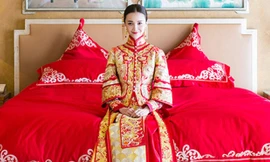 Sina đưa tin hôm 3/9, hôn lễ của tài tử Chu Hiếu Thiên và cô dâu Hàn Văn Văn tại đảo Bali, Indonesia mở đầu với nghi lễ đón dâu truyền thống. Cô dâu Hàn Văn Văn chờ chú rể tới xin đón dâu. Phòng tân nương ngập tràn sắc đỏ tượng trưng cho sự hạnh phúc viên