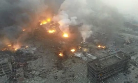 Toàn cảnh vụ nổ kho chứa hàng nhìn từ trên cao. Theo Nhân dân nhật báo, ít nhất 5 cơ sở xung quanh kho chứa bị phá hủy hoàn toàn. Tổng cộng 44 người đã thiệt mạng và 520 người bị thương sau các vụ nổ.