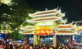 Chen chân hái lộc sau giao thừa