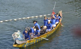 Chen chân xem Lễ hội đua thuyền 