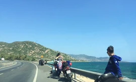 Du khách nườm nượp về biển Phan Thiết