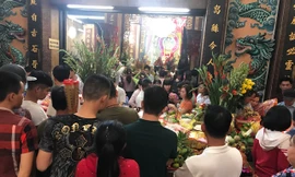 Chen chân xin lộc tại Miếu Bà Chúa Xứ Núi Sam