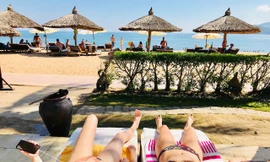 Khách Tây chen chân tắm nắng ở biển Nha Trang