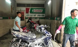 Chen chúc đưa xe đi… “tắm rửa, gội đầu”