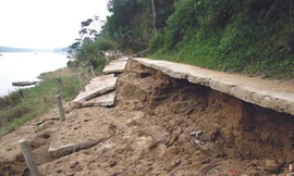 Bờ kè kiên cố chống sạt lở biến mất. Ảnh: Ngọc Văn