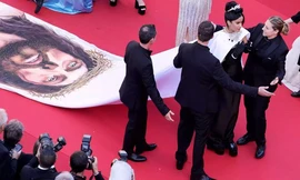 Hoa hậu xô xát với nhân viên khi bị mời rời khỏi thảm đỏ Cannes 