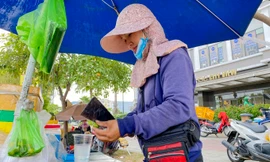 Nắng nóng thiêu đốt, chủ xe giải khát mỗi ngày bán 1.200 chai nước sâm