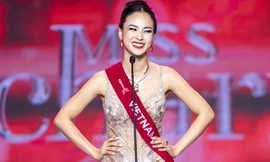 Đương kim hoa hậu làm phiên dịch cho thí sinh thi ứng xử