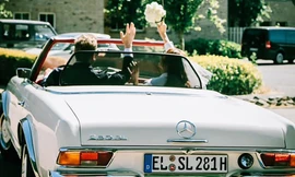 Minh Tú đăng ảnh trên xe hoa trong ngày Valentine