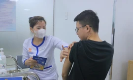 Người dân Việt Nam được tiêm vắc xin sốt xuất huyết 