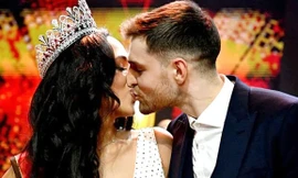 Hoa hậu Bỉ hôn bạn trai trong lúc đăng quang 