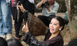Dàn người đẹp quốc tế mặc áo bà ba, lội mương bắt cá ở Cần Thơ