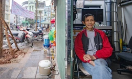 Bố con người Hà Nội sống trong 2 ‘mẩu nhà’ siêu nhỏ thừa lại sau giải tỏa