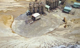 Khai thác titan ở độ sâu trên 20m tại xã Mỹ An Ảnh: Việt Hương