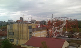 Tháp truyền hình Nam Định bị bão bẻ gãy Ảnh: Minh Đức